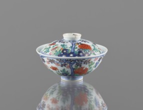 Bowl with a lid, Chinese, Qing dynasty, Qianlong period 1736–1795. Colored porcelain vessel, height