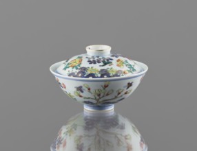 Bowl with a lid, Chinese, Qing dynasty, Qianlong period 1736–1795. Colored porcelain vessel, height