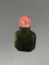 Snuffbox with spoon, 19th century China, Qing dynasty 1644–1911. Moon bottle carved from