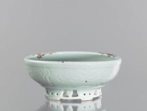 Bowl on an openwork foot. Chinese, Qing dynasty, Yongzheng period 1723–1735. Colored porcelain
