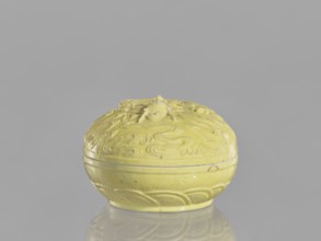 Box with a lid, Kangxi style, ceramics, Qing dynasty 1644–1911, Kangxi period 1662–1722, 18th