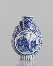 Bian hu moon pilgrim bottle, 17th century China, blue-and-white porcelain vessel decorated with