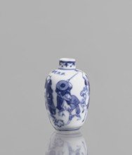 Flask - snuffbox, Chinese, blue-and-white porcelain, figurative scenes of hunting with bows,