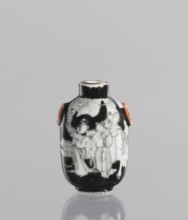 Flask—snuffbox, Chinese; ceramics; polychrome painted flask depicting figurative genre scenes with