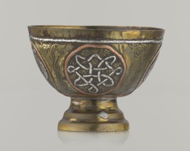 Bowl, Islamic art, Arabic; Decoration with braided and arabesque motifs in cartouches. Background