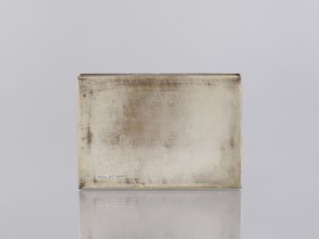Box with lid. Box decorated on the sides with plant twigs. Paste colors: red, orange, black paste