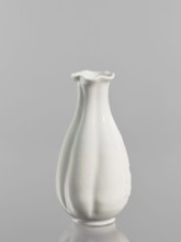 Vase, Chinese, Qing dynasty 1644–1911, decorated with peaches iconography, decorative vessel, dated