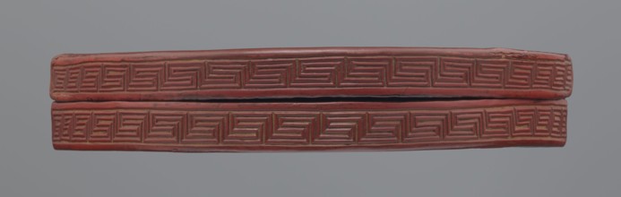 Box with a lid; semi-circular box decorated on the lid with a dense pattern of peony flowers and