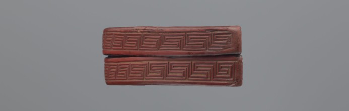 Box with a lid; semi-circular lacquered box decorated on the lid with a dense pattern of peony