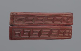 Box with a lid. Semi-circular box decorated on the lid with a dense pattern composed of peony