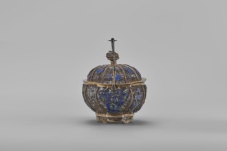 Basket with a lid; maker, Chinese; 19th century; Canton, China; container; decorated with flowers
