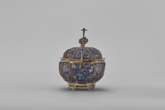 Basket with a lid; maker, Chinese; 19th century, Canton, China; container decorated with flowers