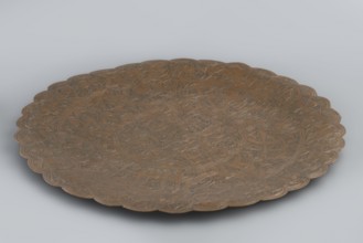 Plate, flat without a distinct rim. Decorated with a dense arabesque in the hataji style and an