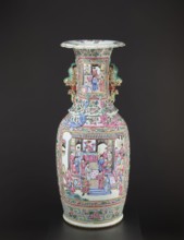 Vase, Chinese, Qing dynasty 1644–1911, colored porcelain ceramics, decorated with lizards and a