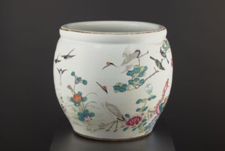 Pool - aquarium, Chinese, Qing dynasty 1644–1911, 19th century. Porcelain colored decoration with