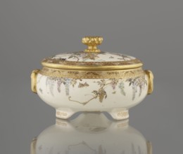 Small box with a lid. Maker: Kinkôzan Sôbei VII 1867–1927 and workshop Kinkôzan. Satsuma ceramics,