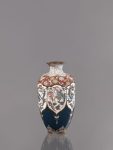 Vase, cloisonné enamel. Vase on a small, ring-shaped foot, with a short neck ending in a spout