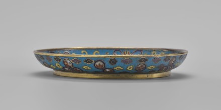 Plate, Chinese, Qing dynasty 1644–1911, cloisonné enamel, 19th century. Round plate with a flat