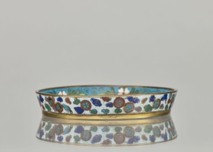 Plate with a brim; cloisonné enamel dish, 19th century China Qing dynasty. Circular plate with