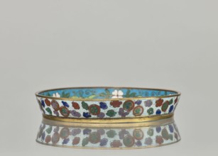 Plate, cloisonné enamel dish with a brim, 19th century China Qing dynasty. Height 2.4 cm; diameter
