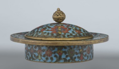Tin with a lid, Chinese, Qing dynasty, Qianlong period, cloisonné enamel, 18th century. Cylindrical