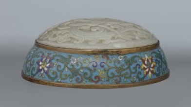 Box with a lid; cloisonné enamel on metal with a slightly convex grayish jade bas-relief plaque on