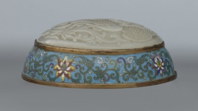 Box with a lid; cloisonné enamel on metal with a slightly convex bas-relief grayish jade plaque on