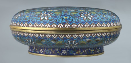 Box with lid, Chinese, Qing dynasty, Qianlong period, cloisonné enamel, 18th century. Large