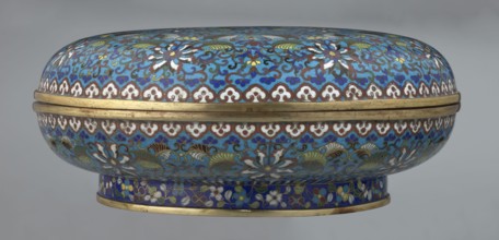 Box with lid, Chinese, Qing dynasty, Qianlong period, cloisonné enamel. Large