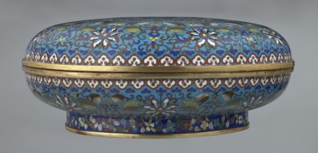 Box with lid, Chinese, Qing Qianlong, cloisonné enamel. Large cylindrical-spheroidal box supported