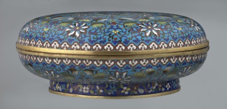 Box with lid, Chinese, Qing dynasty Qianlong period, cloisonné enamel, 18th century. Large