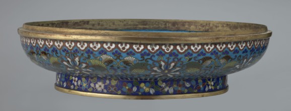 Box with lid, Qing dynasty, Qianlong period, cloisonné enamel, floral ornament featuring