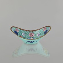 Bowl; painted enamel on porcelain; Qing dynasty 1644–1911, 18th–19th century, China; decorated with