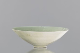 Rice bowl, Yuan dynasty 1271–1368, late 13th century, China; stoneware ceramic vessel decorated