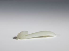 Belt clasp. Head in the shape of a one-horned dragon's head with a curved muzzle. Smooth, rounded