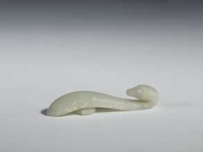 Belt clasp, Chinese, lizards, Qing 1644–1911. Smooth, rounded handle. Milky-white slightly