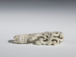 Belt clasp. Handle: stylized lizard-dragon qilong. Milky-white jadeite. Full-plastic carved head,