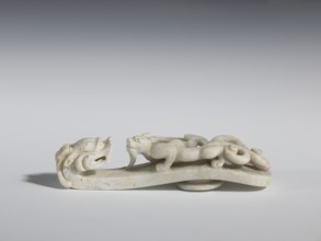 Belt clasp. Handle: stylized lizard-dragon qilong. Milky-white jadeite. Full-plastic carved head,