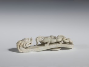 Belt clasp. Handle: stylized lizard-dragon qilong. Milky-white jadeite. Full-plastic carved head,