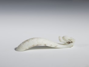 Belt clasp, Ruyi auspicious scepter motif with dragons; stem with four-petal rosette, head of the