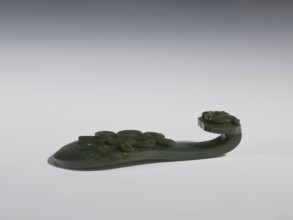 Belt clasp, Chinese, Qing 1644–1911, 18th–19th century. Spinach jade; sculpture and engraving.
