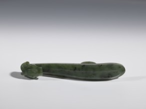 Belt clasp, Chinese, dragons iconography, Qing 1644–1911, 18th–19th century, China, spinach jade