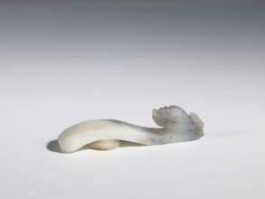 Belt clasp, Chinese, dragons iconography, Qing 1644–1911, flat profiled handle. White jadeite with