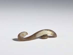 Belt clasp, Chinese, Qing 1644–1911, 18th–19th century. Brown jade with lighter spots; full-plastic