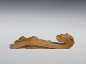 Belt clasp, Chinese, Qing 1644–1911, 18th–19th century. Brown chalcedony; shaft: bas-relief