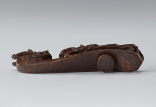 Belt clasp, Chinese; Qing 1644–1911, 19th century; shaft: two fighting lizard-dragons;