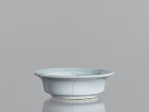 Flowerpot saucer, Chinese ceramics, Qing 1644–1911, 19th century. Grey-blue glaze with cracklework;