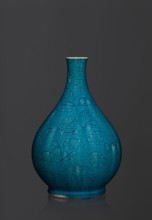 Vase in the shape of an onion-shaped bottle, Chinese, Qing 1644–1911, 16th–17th century, ceramics.