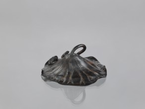 Lotus Leaf with Two Frogs, Ryûbundô,  craftsman author, Japanese culture, Japanese art, frogs,