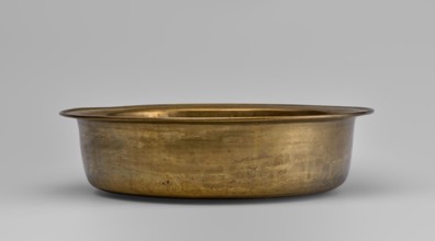 Bowl, round with collar collar decorated with a plant tendril. 19th–20th century, China. Porcelain